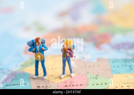 Bangkok, Thaïlande, 30 juillet 2021 miniature personnes, deux routards profiter de voyage découverte à l'incroyable sur la carte du monde. Banque D'Images