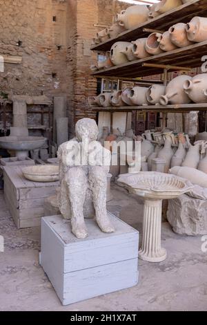 Pompéi, Naples, Italie - 26 juin 2021 : plâtre coulé du corps humain de la victime l'éruption du volcan Vésuve en 79 après J.-C. près de Naples Banque D'Images