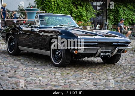 DIEDERSDORF, ALLEMAGNE - 21 AOÛT 2021 : la voiture de sport Corvette Sting Ray Cabriolet (C2) de Chevrolet, 1964. L'exposition « US car Classics ». Banque D'Images