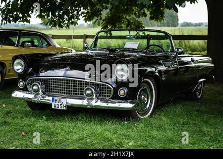 DIEDERSDORF, ALLEMAGNE - 21 AOÛT 2021: La voiture personnelle de luxe Ford Thunderbird (première génération), 1955. L'exposition « US car Classics ». Banque D'Images