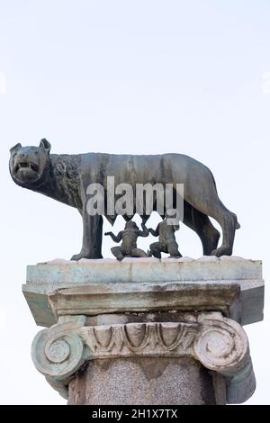 Capitoline Wolf (Lupa Capitolina), statue en bronze de l'elle-loup suçant les fondateurs jumeaux mythiques de Rome, Romulus et Remus sur la colline Capitoline, RO Banque D'Images