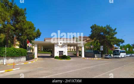 Beldibi, Kemer, Antalya, Turquie - 11 mai 2021: Akka Antedon Hotel 5 sur la côte méditerranéenne d'Antalya.C'est une longue rue bordée de maisons, chaudes Banque D'Images