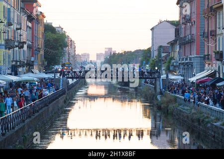 Milan, Italie - 28 septembre 2018 : Naviglio Grande, canal d'eau dans le centre-ville, lieu de rencontre populaire, réflexion dans l'eau Banque D'Images