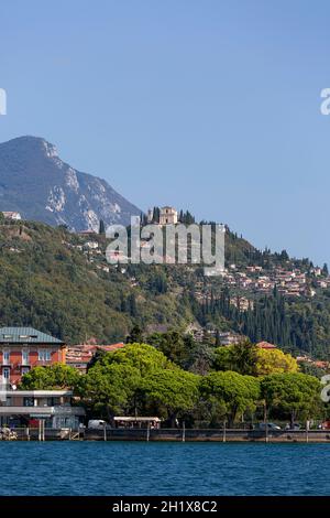 LAC DE GARDE, ITALIE - 30 SEPTEMBRE 2018 : lac de Garde, le plus grand lac d'Italie, vue sur la ville depuis le lac, boulevard, marine pour les navires Banque D'Images