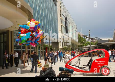 Francfort, Allemagne - 15 juin 2016 : le marchand de ballons colorés marchant le long du Zeil à midi à Francfort, Allemagne.Depuis le 19ème siècle il Banque D'Images