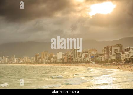 Vue sur la plage d'Ipanema au coucher du soleil de Rio de Janeiro, Brésil Banque D'Images