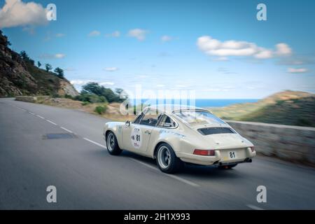 Occhiatana, Corse, France - 7 octobre 2020 : Thomas Pellegrin et Marc Bernardi concourent dans leur Porsche 911 dans le Tour de Corse Historique 2021 Banque D'Images