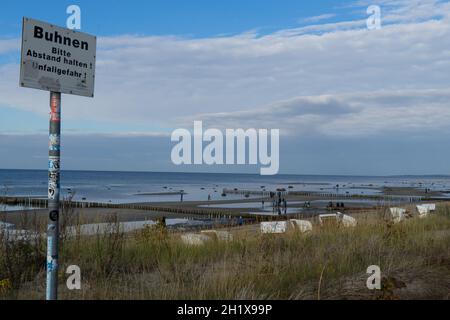 Vue sur la mer des baltes depuis le village allemand Timmendorf à l'automne Banque D'Images