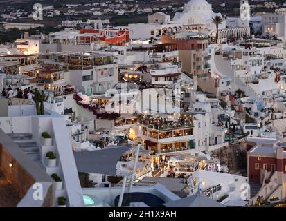 Fira, Santorini, Grèce - 27 juin 2021 : terrasses et patios éclairés avec des restaurants de la ville de Fira sur l'île de Santorini. Cyclades, Grèce Banque D'Images