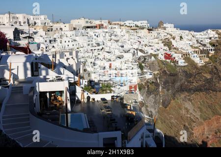 Oia, Santorini, Grèce - 29 juin 2021 : maisons blanchies à la chaux à Imerovigli sur l'île de Santorini, Cyclades, Grèce Banque D'Images