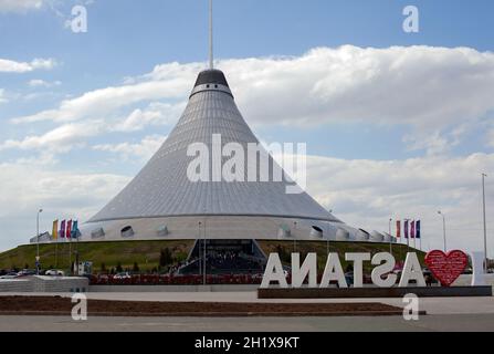 Nursultan (Astana), Kazakhstan - 4/30/2017: Han Shatyr, centre commercial Banque D'Images