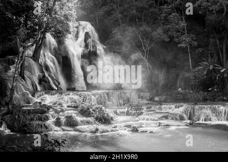 Image en noir et blanc des plus belles cascades de Kuang si cascade à Luang Prabang Laos. Banque D'Images