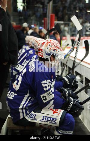 John Ramage (SERC Wild Wings) und Kollegen sind bereit für den Saisonstart der DEL, wie hier beim Eishockey: Testspiel SERC Wild Wings vs Augsburg Pan Banque D'Images