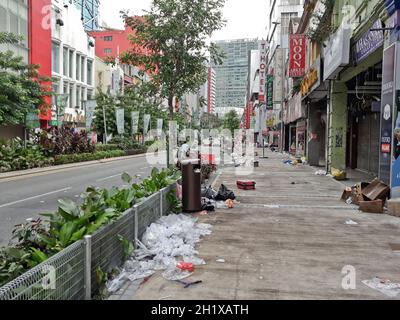 Beaucoup de rues de Garbage et de sale après le festival Saint Hari Raya Aidilfitri ramzan ramadan à Kuala Lumpur, en Malaisie Banque D'Images