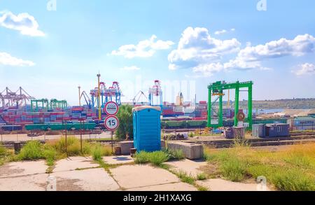 Odessa, Ukraine, Sud - 21 juillet 2021 : vue panoramique de l'entrepôt portuaire et du navire-conteneur, le navire-grue travaille à la livraison des conteneurs.Sud S. Banque D'Images