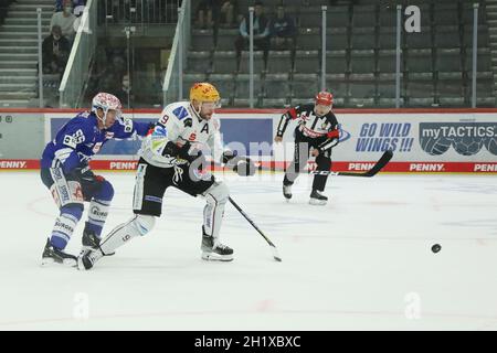 Jan Urbas (Fischtown Pinguins Bremerhaven) verpasst in dieser Szene einen weiteren Treffer für sein Team, John Ramage (SERC Wild Wings) kann ihm nicht Banque D'Images