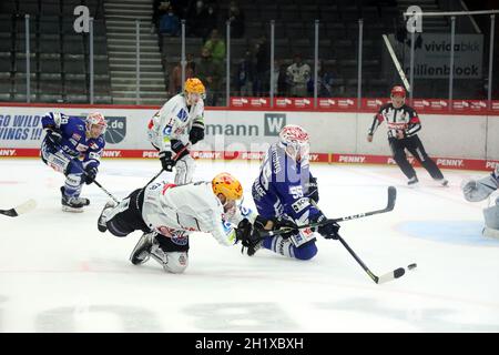 Verbissener und spektakulärer Einsatz selbst im Fallen, wie hier von Jan Urbas (Fischtown Pinguins Bremerhaven) und John Ramage (SERC Wild Wings) beim Banque D'Images