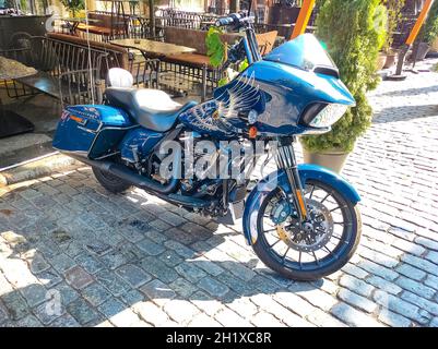 Kiyv, Ukraine - 30 août 2021 : vue d'un aigle Harley Davidson screamin 110 stationné dans la rue le matin Banque D'Images