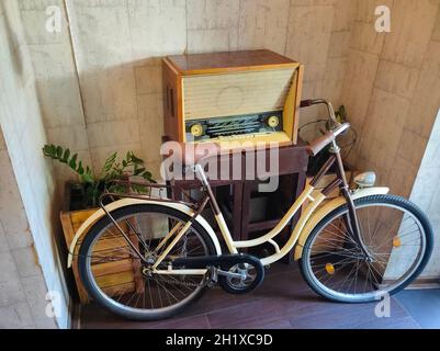 Ancienne radio rétro antique soviétique et vieux vélo ou vélo Banque D'Images