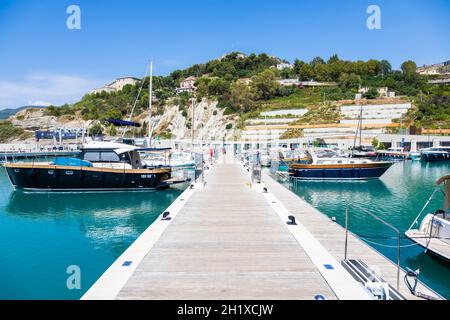 Ventimiglia, Italie - Circa août 2021: Cala del forte est une marina exquise, flambant neuve et ultramoderne située à Ventimiglia, Italie, à seulement 15 minutes Banque D'Images