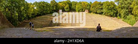 Heidelberg, Allemagne: 12 août 2018: Vue de la scène aux sièges du spectateur sur les marches de pierre de l'arène en plein air nommée Thingstatte à Heidel Banque D'Images