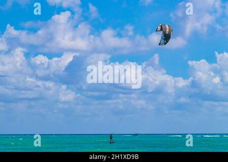 Sports nautiques comme kitesurf kiteboarding wakeboarding sur la plage 88 Punta Esmeralda à Playa del Carmen Mexique. Banque D'Images