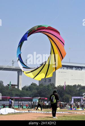 HYDERABAD,INDE-JANVIER 13,2020 : les hindous indiens volent le cerf-volant pendant le festival de récolte sankranti ou les célébrations de pongal Banque D'Images