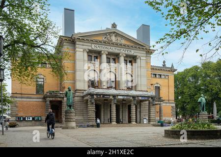 Oslo, Norvège. Septembre 2021. Vue extérieure de la façade du Théâtre national en centre-ville Banque D'Images