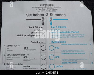 Der Wähler Hat die Qual der Wahl.Auf jedem Stimmmzettel gibt es eine erst- und eine Zweitstimme zu vergeben Themenbild - Bundestag 2021 Banque D'Images