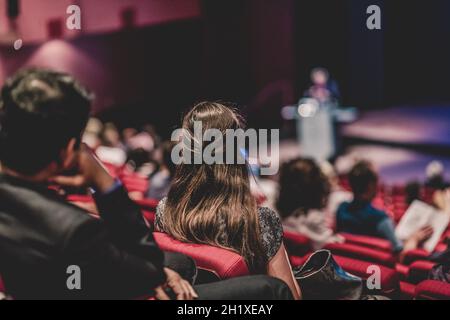 Le président une conférence sur conférence scientifique. Public à la salle de conférence. L'esprit d'entreprise et concept. Banque D'Images