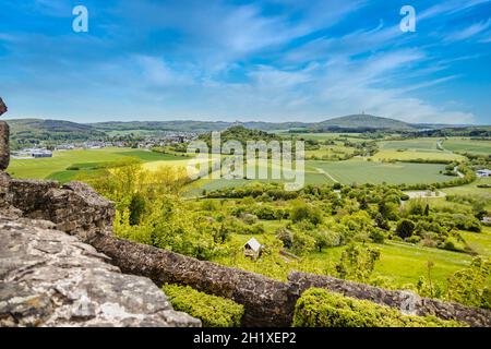 Vue sur le château ruine vetzberg du château médiéval ruine gleiberg en été avec de belles prairies de pavot Banque D'Images