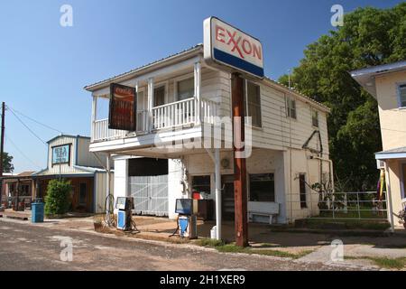 Edom, Texas : Station d'essence abandonnée à Edom Texas, une petite ville rurale près de Tyler TX Banque D'Images