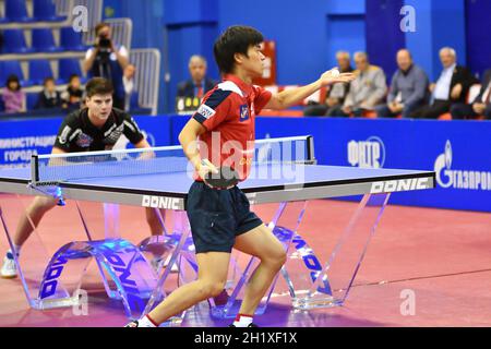 Orenburg, Russie - 28 septembre 2017: Boy concourt dans la Ligue européenne des champions tennis de table de match 'Torch-Gazprom, Russie et 'K.S. DOTAM DJGORIA Banque D'Images