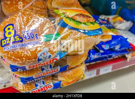 Pain Bimbo pour l'emballage des hamburgers dans le supermarché à Playa del Carmen au Mexique. Banque D'Images