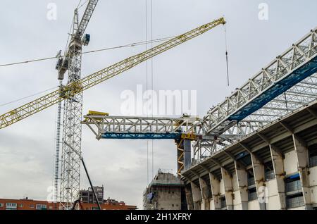 MADRID, ESPAGNE - 13 SEPTEMBRE 2021 : grues dans les travaux de rénovation du stade Santiago Bernabéu, domicile du Real Madrid Banque D'Images