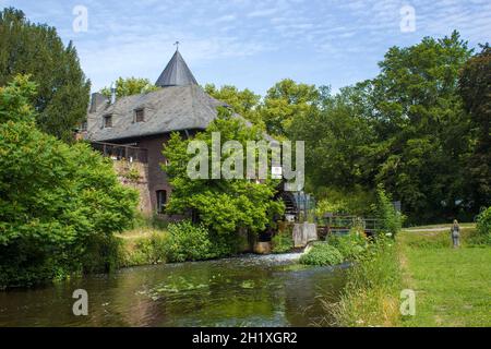 Viersen-Brueggen - 27 juin 2021 ; vue sur le moulin à eau, Rhénanie-du-Nord Westphalie, Allemagne Banque D'Images