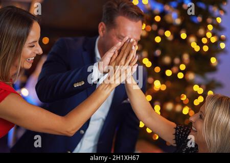 Des amis d'affaires fêtent la fête de noël Banque D'Images