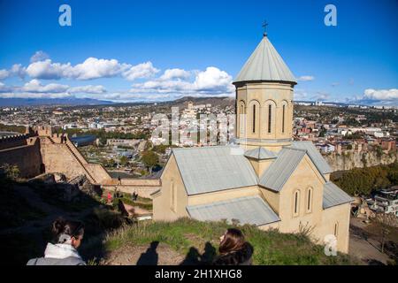 Tbilissi/Géorgie - 11/02/2016 : vue sur la forteresse de Narikala, l'église de Nicolas et la vieille ville de Tbilissi, capitale de la Géorgie. Banque D'Images