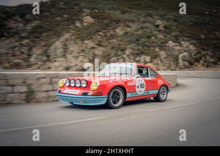 Occhiatana, Corse, France - 7 octobre 2020 : Patrice Chapon et Aurélien Verdenet concourent dans leur Porsche 911 dans le Tour de Corse Historique 2021 Banque D'Images