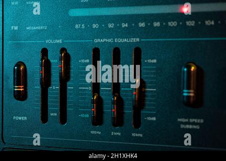Contrôleur de volume et d'égaliseur dans un ancien équipement stéréo Banque D'Images
