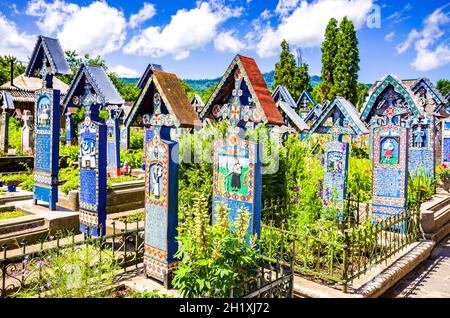 Maramures, Roumanie. Cimetière Merry (Joy) (Cimitirul Vesel) dans le village de Sapanta, nord de la Roumanie, célèbres peintures de pierres tombales colorées. Banque D'Images