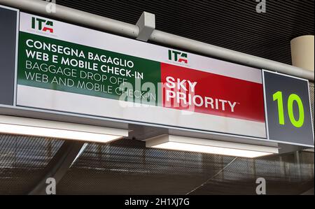 Catane, Italie, août 2021: Panneau d'information du bureau ITA à l'intérieur de l'aéroport de Catane.Dépôt et enregistrement des bagages.ITA est le nouveau drapeau italien Banque D'Images