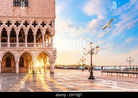 Le Palais des Doges et la jetée des gondoles sur la Piazza San Marco, Venise, Italie. Banque D'Images