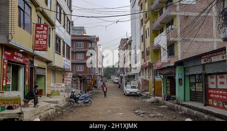 Katmandou Népal 21. Mai 2018 rue et zone colorée sale et poussiéreuse à Sinamangal, Katmandou, Népal. Banque D'Images