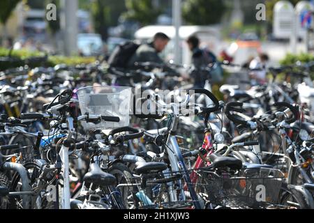 Fahrrad-Parkplatz beim Hauptbahnhof à Linz, Österreich, Europa - parking pour vélos à la gare principale de Linz, Autriche, Europe Banque D'Images
