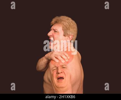 Le collage d'un homme âgé avec une douleur d'épaule sur fond noir.Concept de soins de santé Banque D'Images
