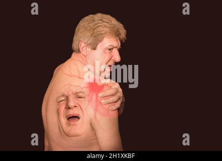 Le collage d'un homme âgé avec une douleur d'épaule sur fond noir.Concept de soins de santé Banque D'Images