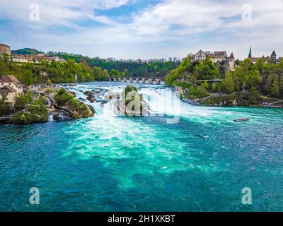 Chutes du Rhin Europes la plus grande chute d'eau de la plaine de Neuhausen am Rheinfall Canton Schaffhausen Suisse vue panoramique d'en haut avec drone. Banque D'Images