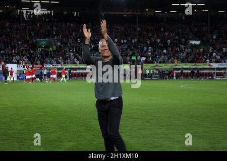 Tschüss Dreisamstadion, Trainer Christian Streich (Freiburg) vor der Freiburger Südtribüne mit Tränen den Augen uind Erinnerungen an eine schöne Ze Banque D'Images