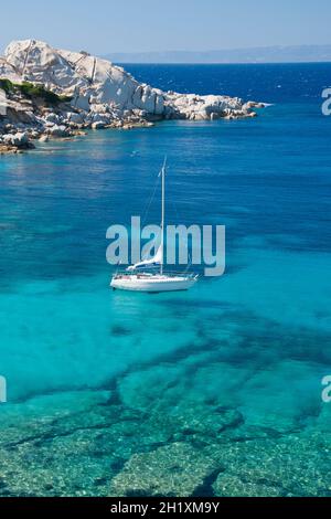 Les magnifiques couleurs de la mer à Cala spinosa, une baie de Capo Testa, dans la région de Gallura Banque D'Images